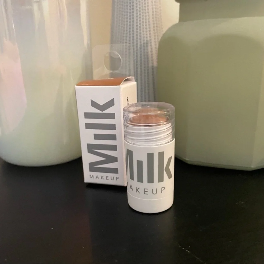 Milk Makeup- Matte bronzer stick​​​​​